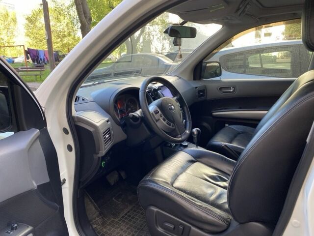 Белый Ниссан ИксТрейл, объемом двигателя 2.5 л и пробегом 180 тыс. км за 8700 $, фото 4 на Automoto.ua