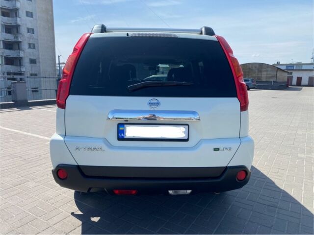 Белый Ниссан ИксТрейл, объемом двигателя 2.5 л и пробегом 180 тыс. км за 8700 $, фото 5 на Automoto.ua