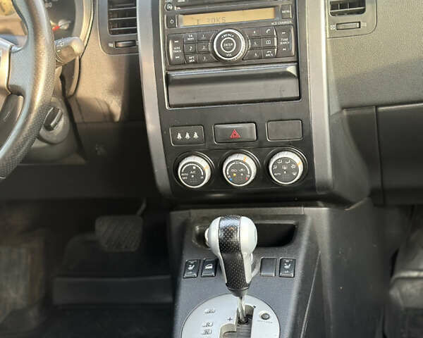 Белый Ниссан ИксТрейл, объемом двигателя 2.49 л и пробегом 199 тыс. км за 9500 $, фото 18 на Automoto.ua