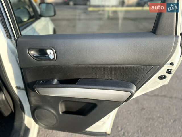 Белый Ниссан ИксТрейл, объемом двигателя 2.49 л и пробегом 199 тыс. км за 9500 $, фото 15 на Automoto.ua