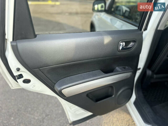 Белый Ниссан ИксТрейл, объемом двигателя 2.49 л и пробегом 199 тыс. км за 9500 $, фото 13 на Automoto.ua