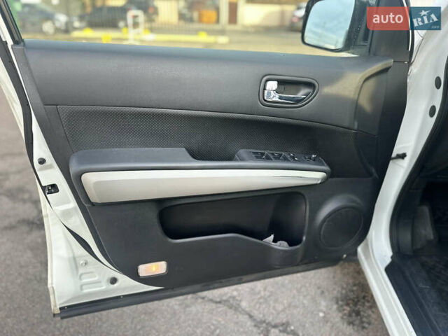 Белый Ниссан ИксТрейл, объемом двигателя 2.49 л и пробегом 199 тыс. км за 9500 $, фото 10 на Automoto.ua