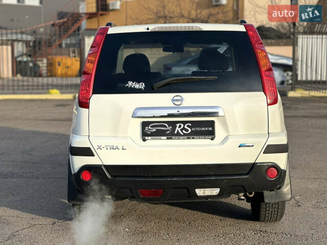 Белый Ниссан ИксТрейл, объемом двигателя 2.49 л и пробегом 199 тыс. км за 9500 $, фото 3 на Automoto.ua