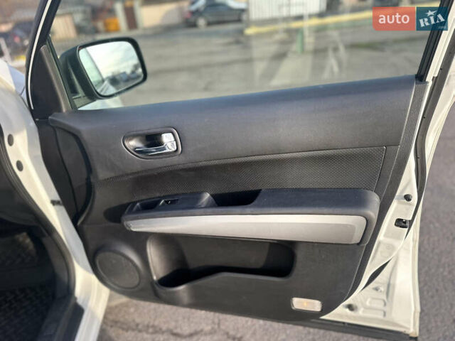 Белый Ниссан ИксТрейл, объемом двигателя 2.49 л и пробегом 199 тыс. км за 9500 $, фото 21 на Automoto.ua