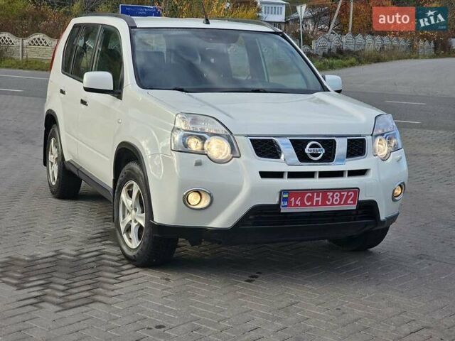 Белый Ниссан ИксТрейл, объемом двигателя 2 л и пробегом 205 тыс. км за 11599 $, фото 3 на Automoto.ua
