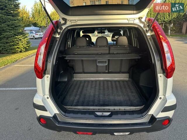 Белый Ниссан ИксТрейл, объемом двигателя 2 л и пробегом 100 тыс. км за 10800 $, фото 9 на Automoto.ua