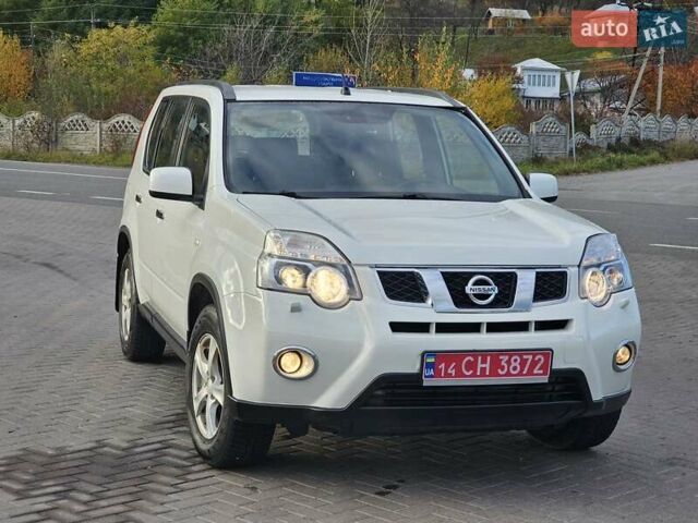 Белый Ниссан ИксТрейл, объемом двигателя 2 л и пробегом 205 тыс. км за 11599 $, фото 1 на Automoto.ua