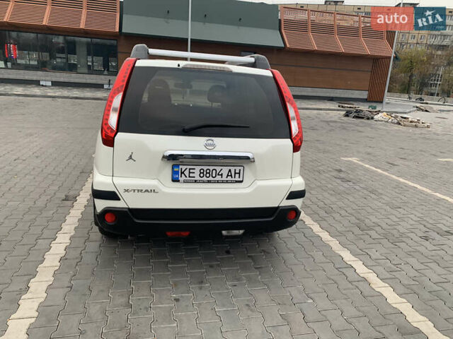 Белый Ниссан ИксТрейл, объемом двигателя 2 л и пробегом 191 тыс. км за 11200 $, фото 4 на Automoto.ua