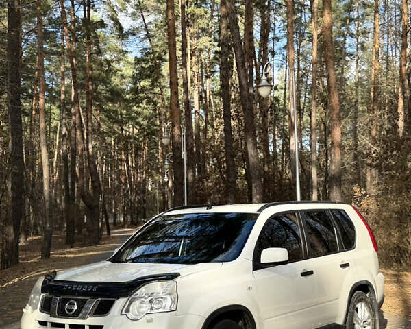 Белый Ниссан ИксТрейл, объемом двигателя 2 л и пробегом 205 тыс. км за 10300 $, фото 1 на Automoto.ua