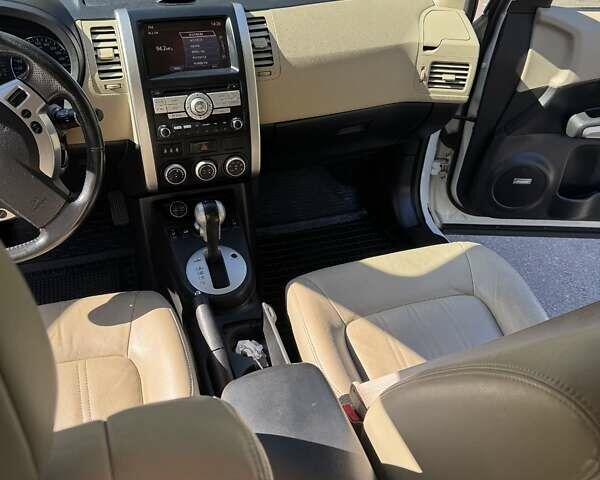 Білий Ніссан ІксТрейл, об'ємом двигуна 2 л та пробігом 157 тис. км за 14000 $, фото 13 на Automoto.ua