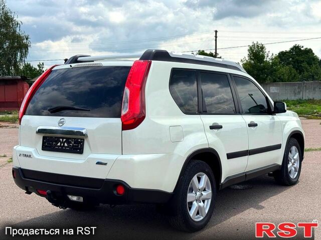 Белый Ниссан ИксТрейл, объемом двигателя 2 л и пробегом 147 тыс. км за 11200 $, фото 4 на Automoto.ua