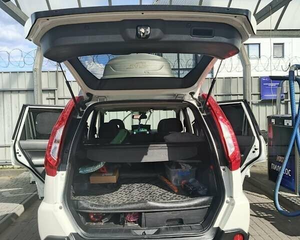 Белый Ниссан ИксТрейл, объемом двигателя 2 л и пробегом 220 тыс. км за 11500 $, фото 28 на Automoto.ua
