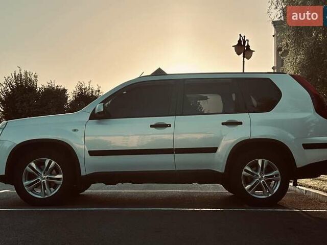 Белый Ниссан ИксТрейл, объемом двигателя 2 л и пробегом 100 тыс. км за 10800 $, фото 4 на Automoto.ua