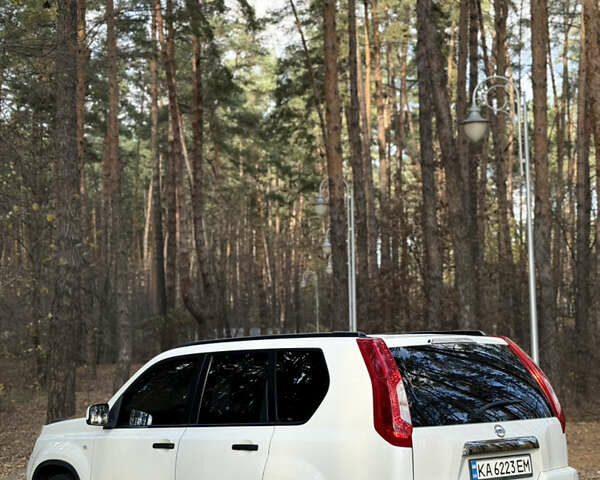 Белый Ниссан ИксТрейл, объемом двигателя 2 л и пробегом 205 тыс. км за 10300 $, фото 3 на Automoto.ua