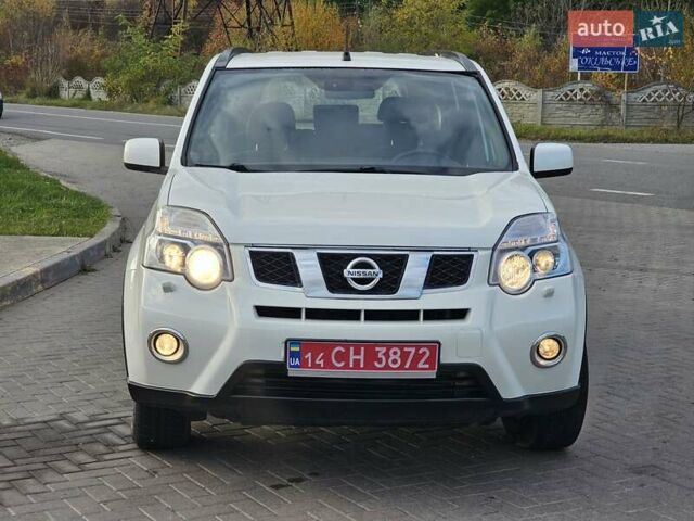 Белый Ниссан ИксТрейл, объемом двигателя 2 л и пробегом 205 тыс. км за 11599 $, фото 4 на Automoto.ua
