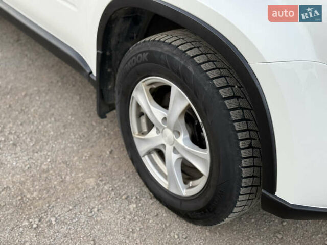 Белый Ниссан ИксТрейл, объемом двигателя 2 л и пробегом 205 тыс. км за 12350 $, фото 3 на Automoto.ua