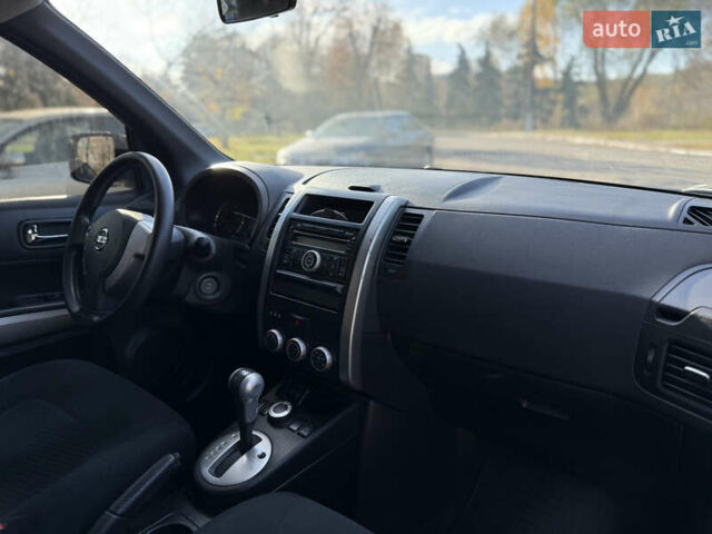 Белый Ниссан ИксТрейл, объемом двигателя 2 л и пробегом 205 тыс. км за 10300 $, фото 5 на Automoto.ua