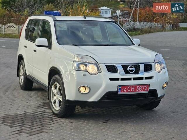 Белый Ниссан ИксТрейл, объемом двигателя 2 л и пробегом 205 тыс. км за 11599 $, фото 2 на Automoto.ua