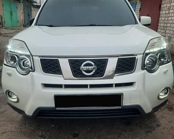 Белый Ниссан ИксТрейл, объемом двигателя 2 л и пробегом 194 тыс. км за 11000 $, фото 2 на Automoto.ua