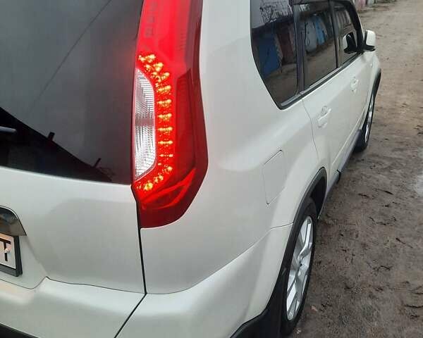 Белый Ниссан ИксТрейл, объемом двигателя 2 л и пробегом 194 тыс. км за 11000 $, фото 6 на Automoto.ua