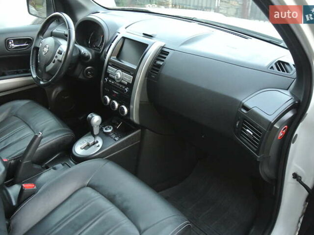 Білий Ніссан ІксТрейл, об'ємом двигуна 2 л та пробігом 230 тис. км за 13999 $, фото 16 на Automoto.ua