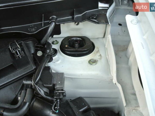 Білий Ніссан ІксТрейл, об'ємом двигуна 2 л та пробігом 230 тис. км за 13999 $, фото 52 на Automoto.ua