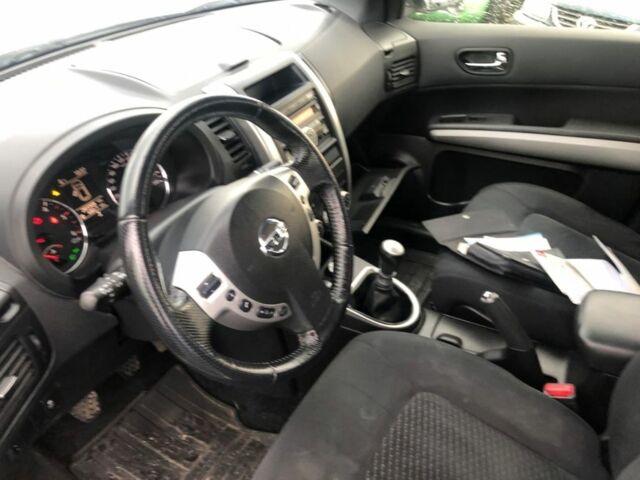 Белый Ниссан ИксТрейл, объемом двигателя 2 л и пробегом 271 тыс. км за 3780 $, фото 13 на Automoto.ua