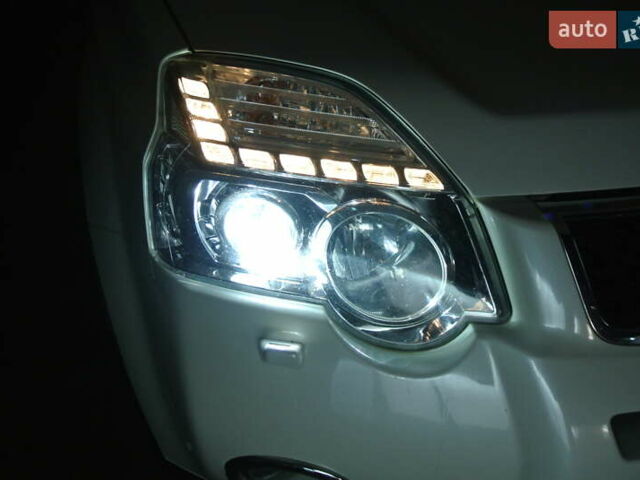 Білий Ніссан ІксТрейл, об'ємом двигуна 2 л та пробігом 230 тис. км за 13999 $, фото 97 на Automoto.ua