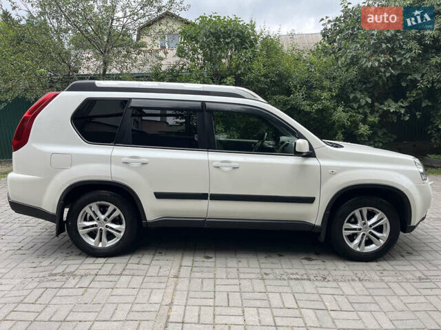 Белый Ниссан ИксТрейл, объемом двигателя 2 л и пробегом 251 тыс. км за 16500 $, фото 2 на Automoto.ua