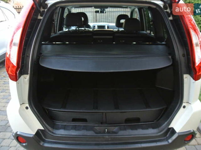 Білий Ніссан ІксТрейл, об'ємом двигуна 2 л та пробігом 230 тис. км за 13999 $, фото 28 на Automoto.ua