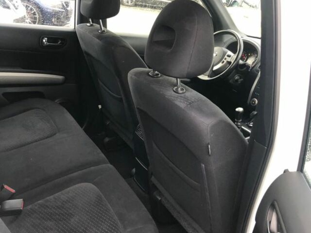 Белый Ниссан ИксТрейл, объемом двигателя 2 л и пробегом 271 тыс. км за 3780 $, фото 5 на Automoto.ua