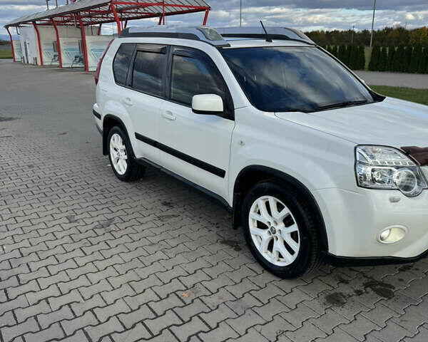 Ниссан ИксТрейл 2013 в Тячеве на Automoto.ua Белый Ниссан ИксТрейл, объемом двигателя 2 л и пробегом 311 тыс. км за 15000 $, фото 4 на Automoto.ua