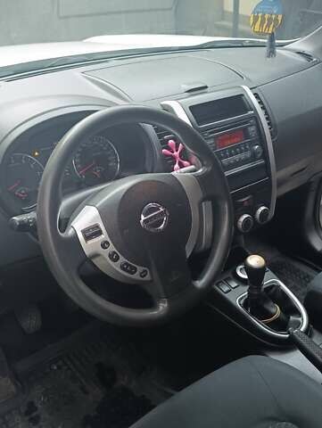 Белый Ниссан ИксТрейл, объемом двигателя 2 л и пробегом 275 тыс. км за 11000 $, фото 12 на Automoto.ua