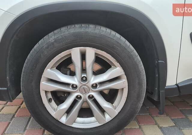 Белый Ниссан ИксТрейл, объемом двигателя 2 л и пробегом 279 тыс. км за 12900 $, фото 4 на Automoto.ua