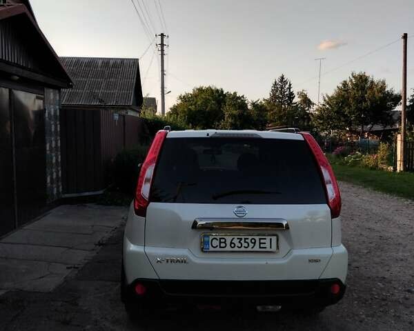 Белый Ниссан ИксТрейл, объемом двигателя 2 л и пробегом 145 тыс. км за 14000 $, фото 2 на Automoto.ua