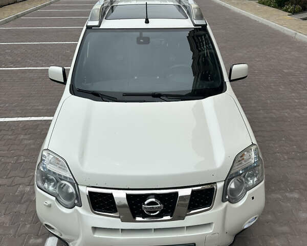 Белый Ниссан ИксТрейл, объемом двигателя 2 л и пробегом 312 тыс. км за 9999 $, фото 2 на Automoto.ua