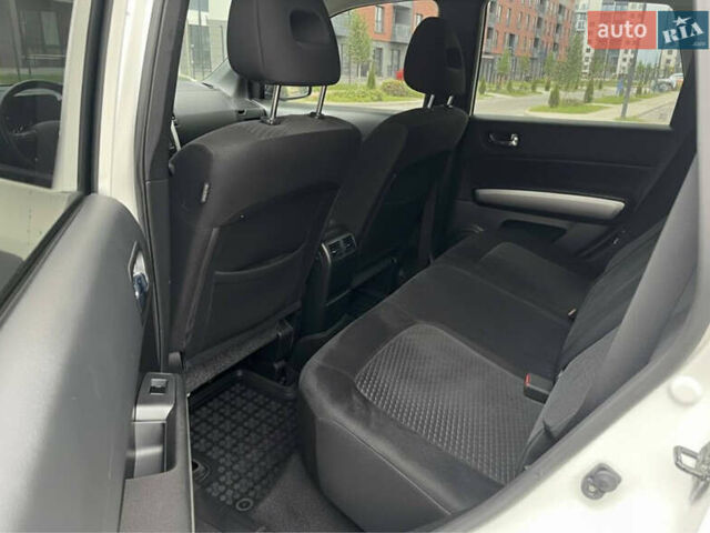 Белый Ниссан ИксТрейл, объемом двигателя 2 л и пробегом 275 тыс. км за 9999 $, фото 5 на Automoto.ua