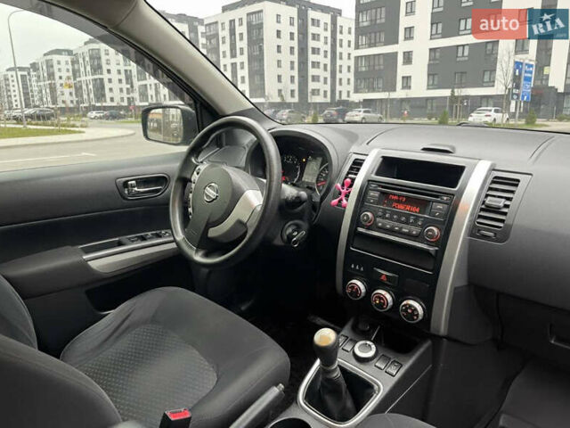 Белый Ниссан ИксТрейл, объемом двигателя 2 л и пробегом 275 тыс. км за 10333 $, фото 4 на Automoto.ua