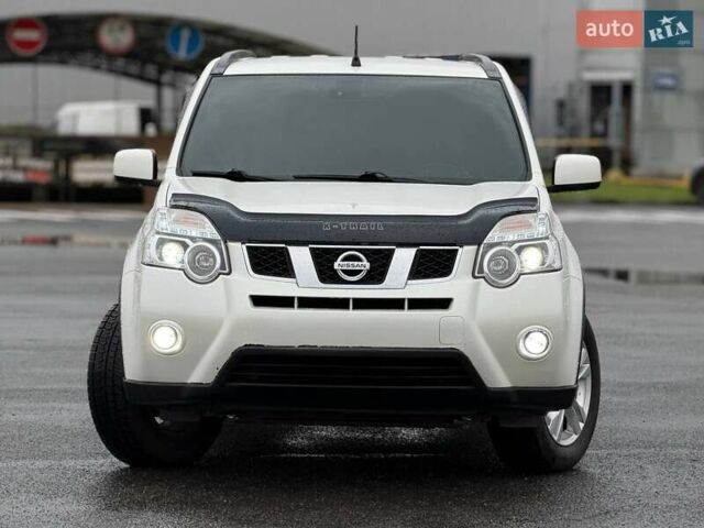 Белый Ниссан ИксТрейл, объемом двигателя 2 л и пробегом 240 тыс. км за 11000 $, фото 2 на Automoto.ua