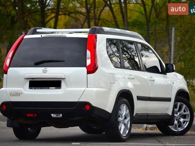 Белый Ниссан ИксТрейл, объемом двигателя 2 л и пробегом 121 тыс. км за 13800 $, фото 1 на Automoto.ua