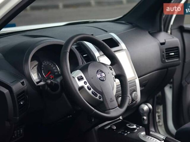 Белый Ниссан ИксТрейл, объемом двигателя 2 л и пробегом 121 тыс. км за 13800 $, фото 18 на Automoto.ua