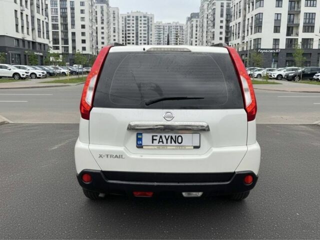 Белый Ниссан ИксТрейл, объемом двигателя 2 л и пробегом 275 тыс. км за 10333 $, фото 2 на Automoto.ua