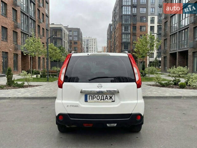 Белый Ниссан ИксТрейл, объемом двигателя 2 л и пробегом 275 тыс. км за 9999 $, фото 4 на Automoto.ua