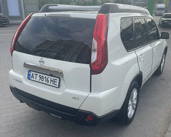 Білий Ніссан ІксТрейл, об'ємом двигуна 2 л та пробігом 259 тис. км за 12800 $, фото 3 на Automoto.ua