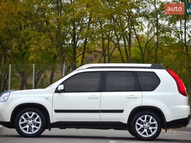 Белый Ниссан ИксТрейл, объемом двигателя 2 л и пробегом 121 тыс. км за 13800 $, фото 4 на Automoto.ua