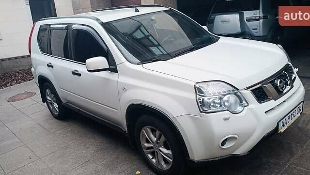 Белый Ниссан ИксТрейл, объемом двигателя 2 л и пробегом 275 тыс. км за 11000 $, фото 3 на Automoto.ua