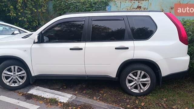 Белый Ниссан ИксТрейл, объемом двигателя 2 л и пробегом 275 тыс. км за 11000 $, фото 4 на Automoto.ua