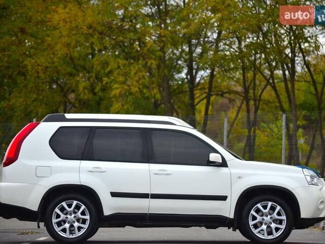 Белый Ниссан ИксТрейл, объемом двигателя 2 л и пробегом 121 тыс. км за 13800 $, фото 6 на Automoto.ua