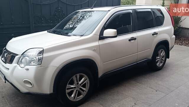 Белый Ниссан ИксТрейл, объемом двигателя 2 л и пробегом 275 тыс. км за 11000 $, фото 8 на Automoto.ua