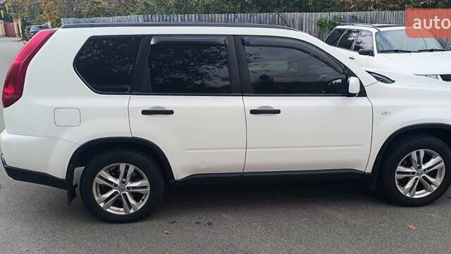 Белый Ниссан ИксТрейл, объемом двигателя 2 л и пробегом 275 тыс. км за 11000 $, фото 2 на Automoto.ua